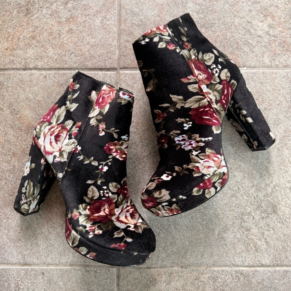 Charlotte Russe Floral Velvet Platform Ankle Booties Size 7